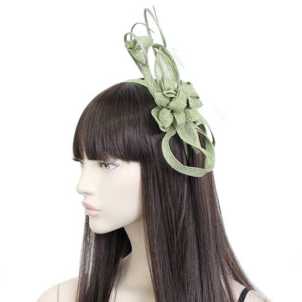 Style Rubis.Fascinateur en sinamay vert sauge avec plumes