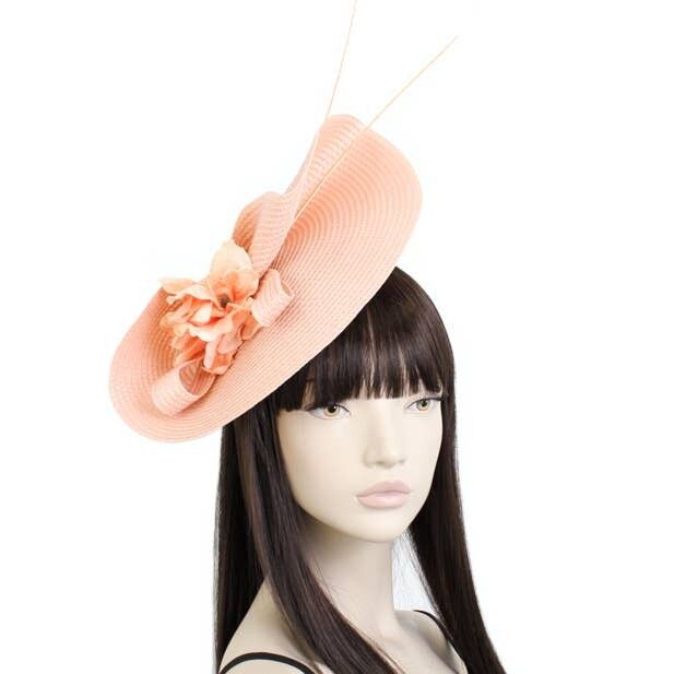 Stile Bernice.Fascinator intrecciato color pesca