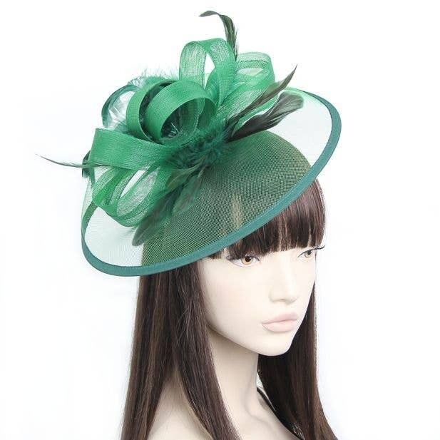 Stile Doris.Fascinator in rete verde e piume
