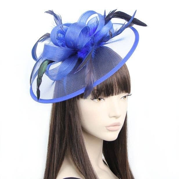Stile Doris.Grande fascinator in rete blu e piume
