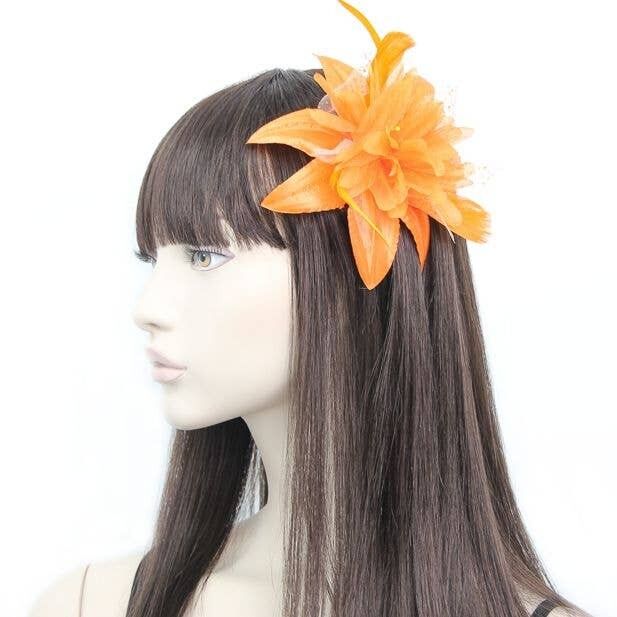 Stile Molly, fascinator di fiori d'arancio su un pettine