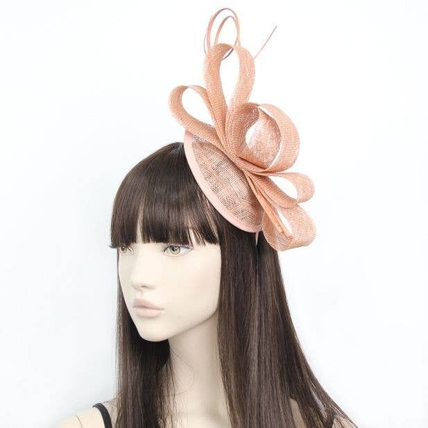 Stile Zara.Grande fascinator con penne di struzzo su cerchietto