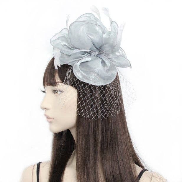 Stile Fleur.Fascinator in chiffon grigio con cerchietto