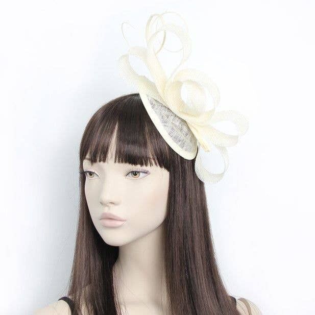 Stile Zara.Fascinator con penne di struzzo su cerchietto