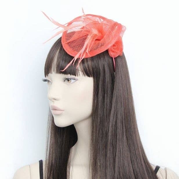 Stile Eliza.Fascinator arricciato color corallo su cerchietto