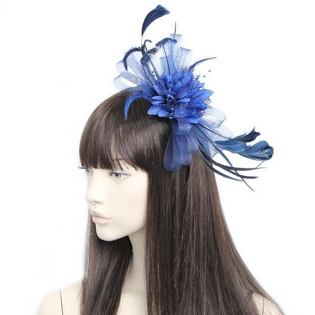 Stile Elsie.Fascinator con passante blu navy su cerchietto