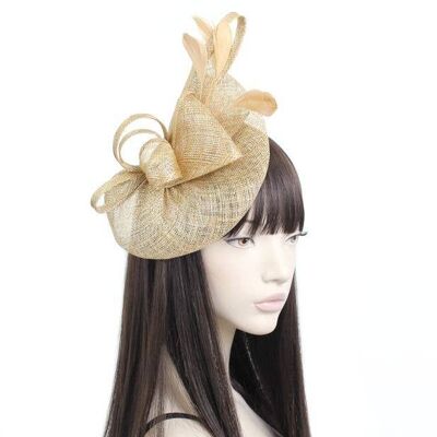 Estilo Charlotte.Tocado de sinamay dorado