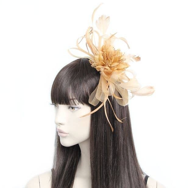 Stile Elsie.Fascinator ad anello dorato su cerchietto