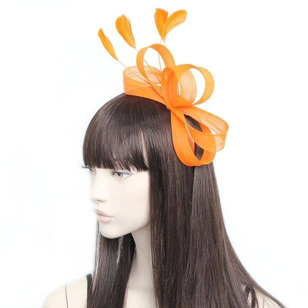 Stil Efeu.Orangefarbener Fascinator mit Schleife an einem Haarreif
