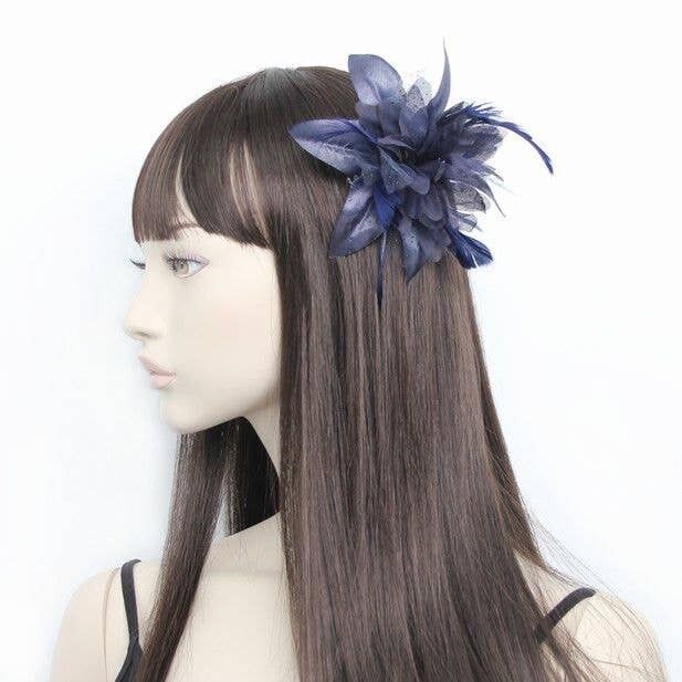 Stil Molly.Marineblauer Fascinator mit Federn auf einem transparenten Kamm