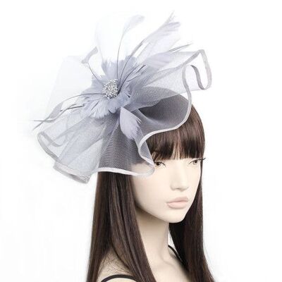 Style Sally.Bibi gris en filet ondulé et plumes