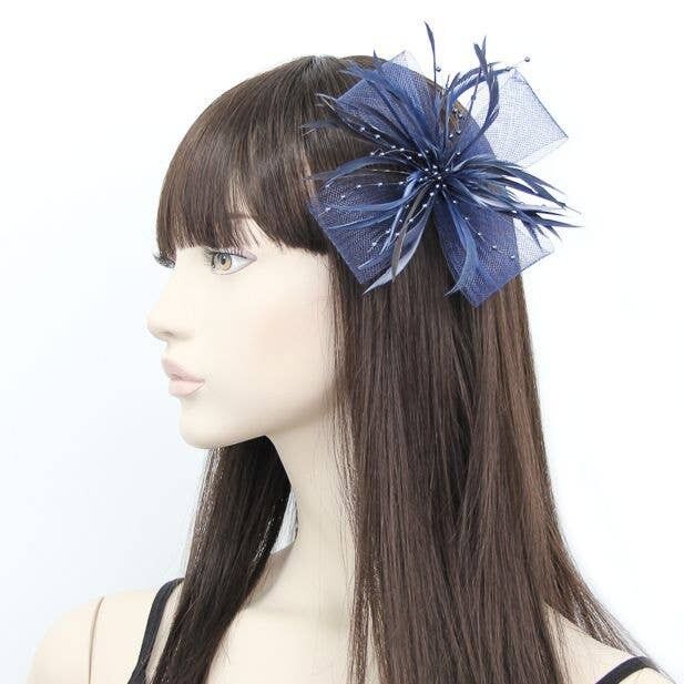Stil Willow.Geschlaufter Fascinator mit Clip und Nadel