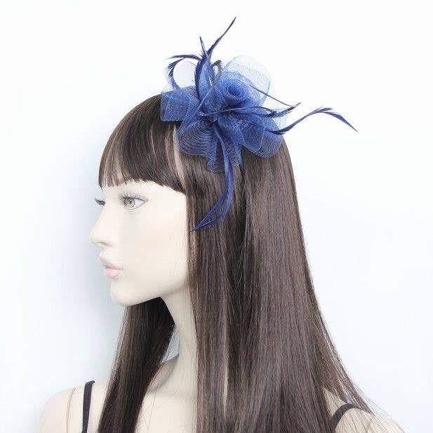 Stil Josie.Marineblauer Fascinator mit Netzblumen auf einem Haarreif