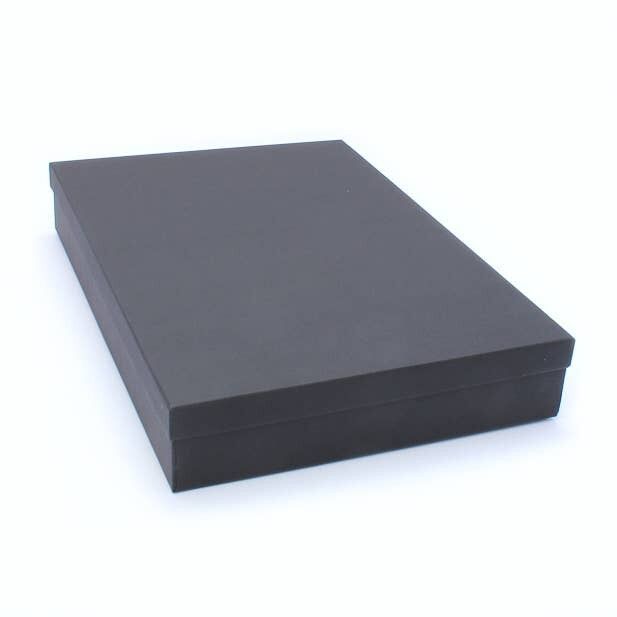 31 x 21.5 x 5 cm. Kein Einsatz.Schwarze Geschenkbox