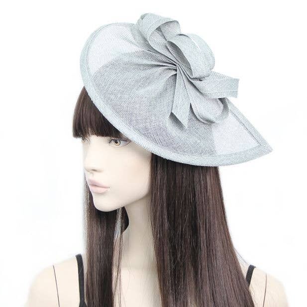 Stil Lily. Grauer spitzer Sinamay-Fascinator