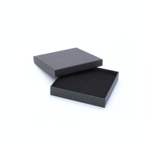 10 x 10 x 2 cm.Schwarze Geschenkbox