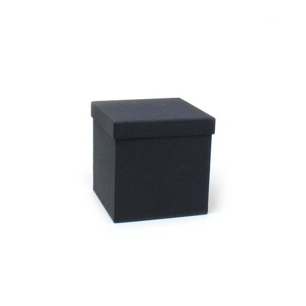 10 x 10 x 10 cm. Kein Einsatz.Schwarze Geschenkbox