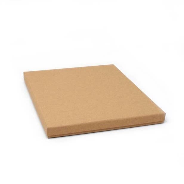 24 x 20 x 2 cm.Kraft-Geschenkbox