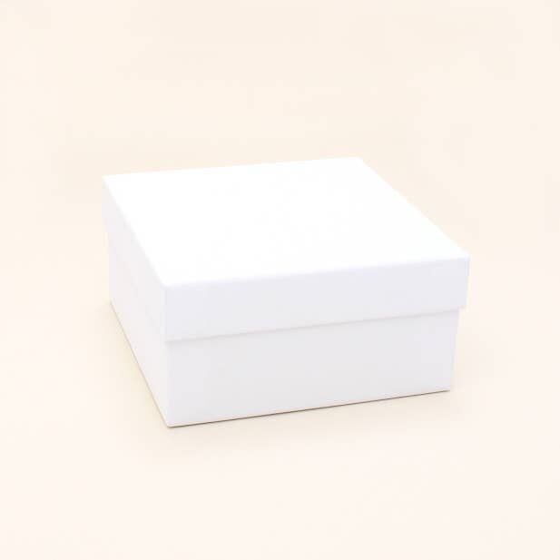 15x15x7.5 cm. Kein Einsatz.Weiße Geschenkbox