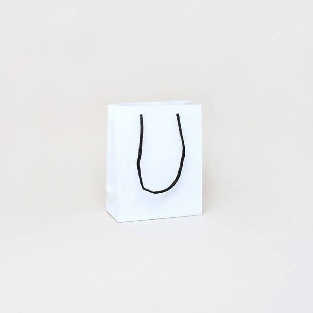 15 x 12 x 6 cm.Weiße Geschenktüte mit schwarzen Griffen