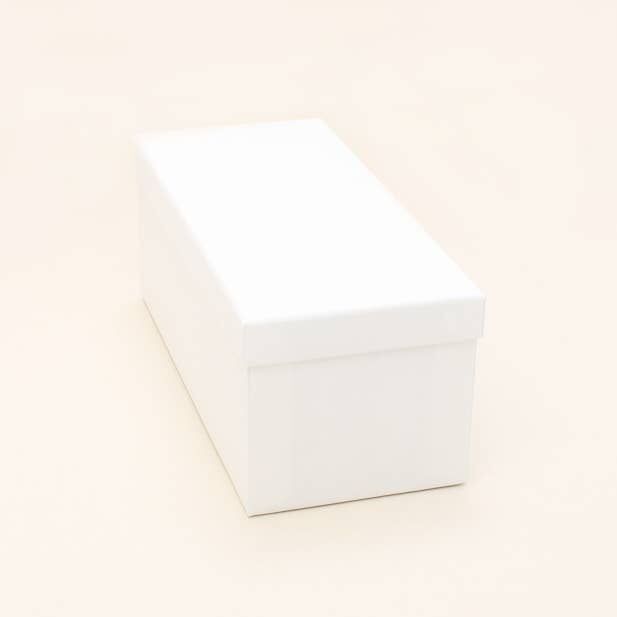 20 x 9 x 8 cm. Kein Einsatz.Weiße Geschenkbox