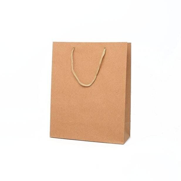 Dimensioni: 24x19x8 cm.Sacchetto regalo in carta kraft marrone