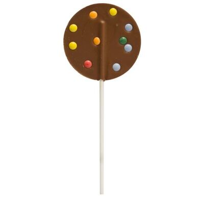 Sucettes au chocolat au lait avec mini bonbons.
