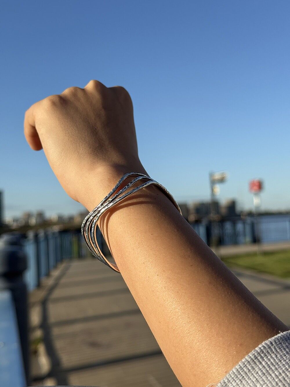 Pulsera con declaración ondulada