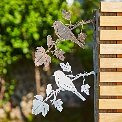 Arte de jardín con silueta de pájaro de hierro reciclado