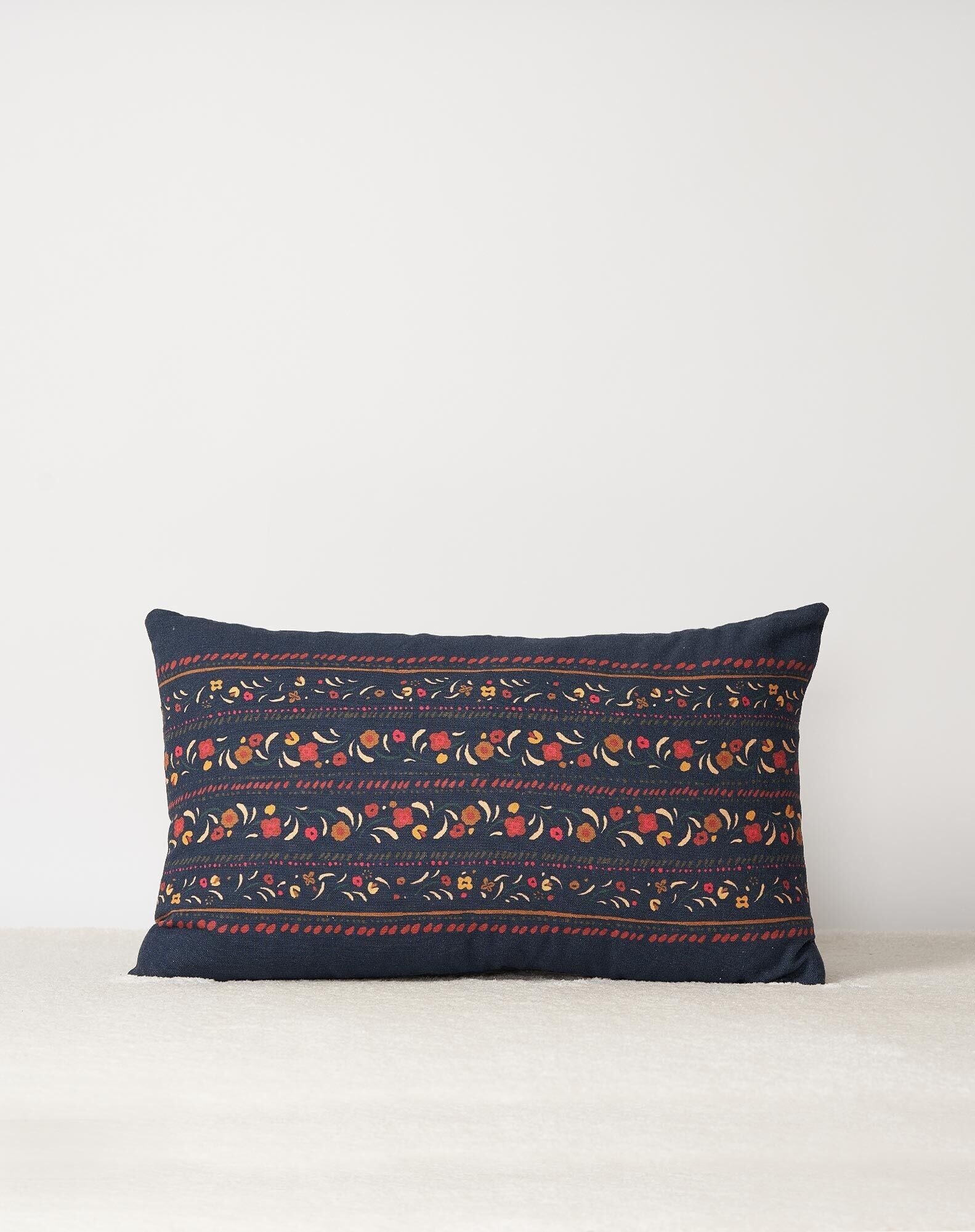 COJÍN RITA DE SATÉN DE ALGODÓN AZUL MARINO