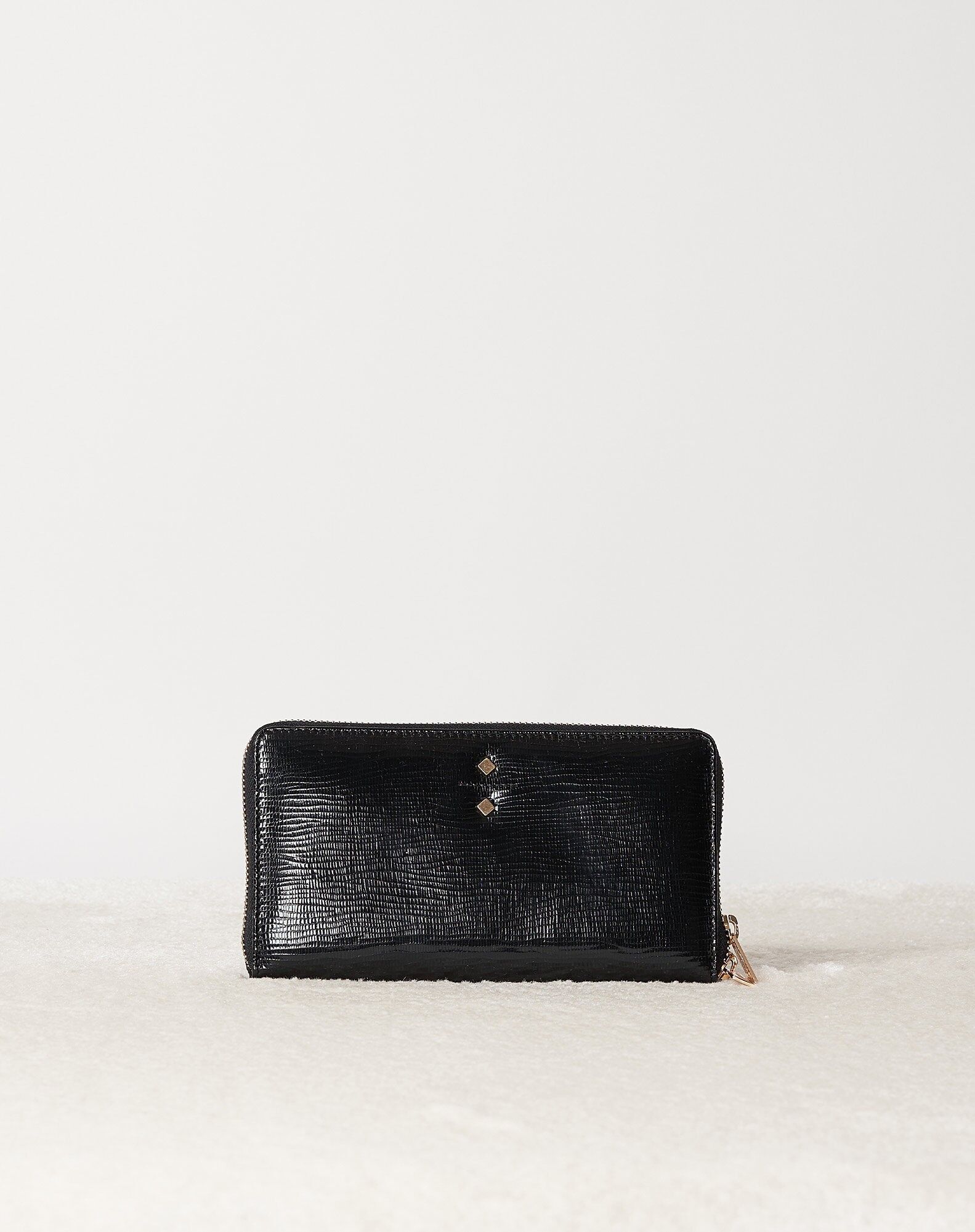 CARTERA DE CUERO NEGRO CON RELIEVE LEO