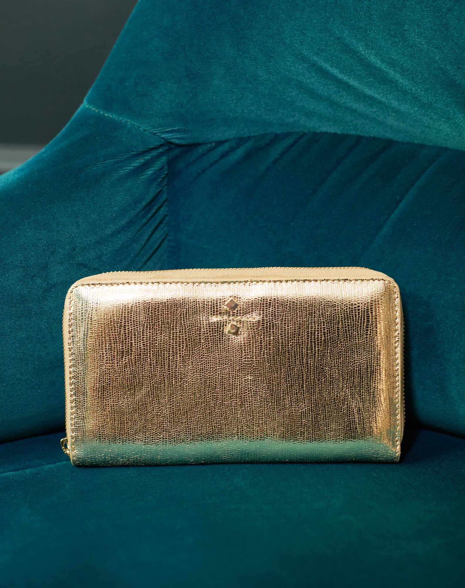 CARTERA DE CUERO DORADO CON REVESTIMIENTO LEO