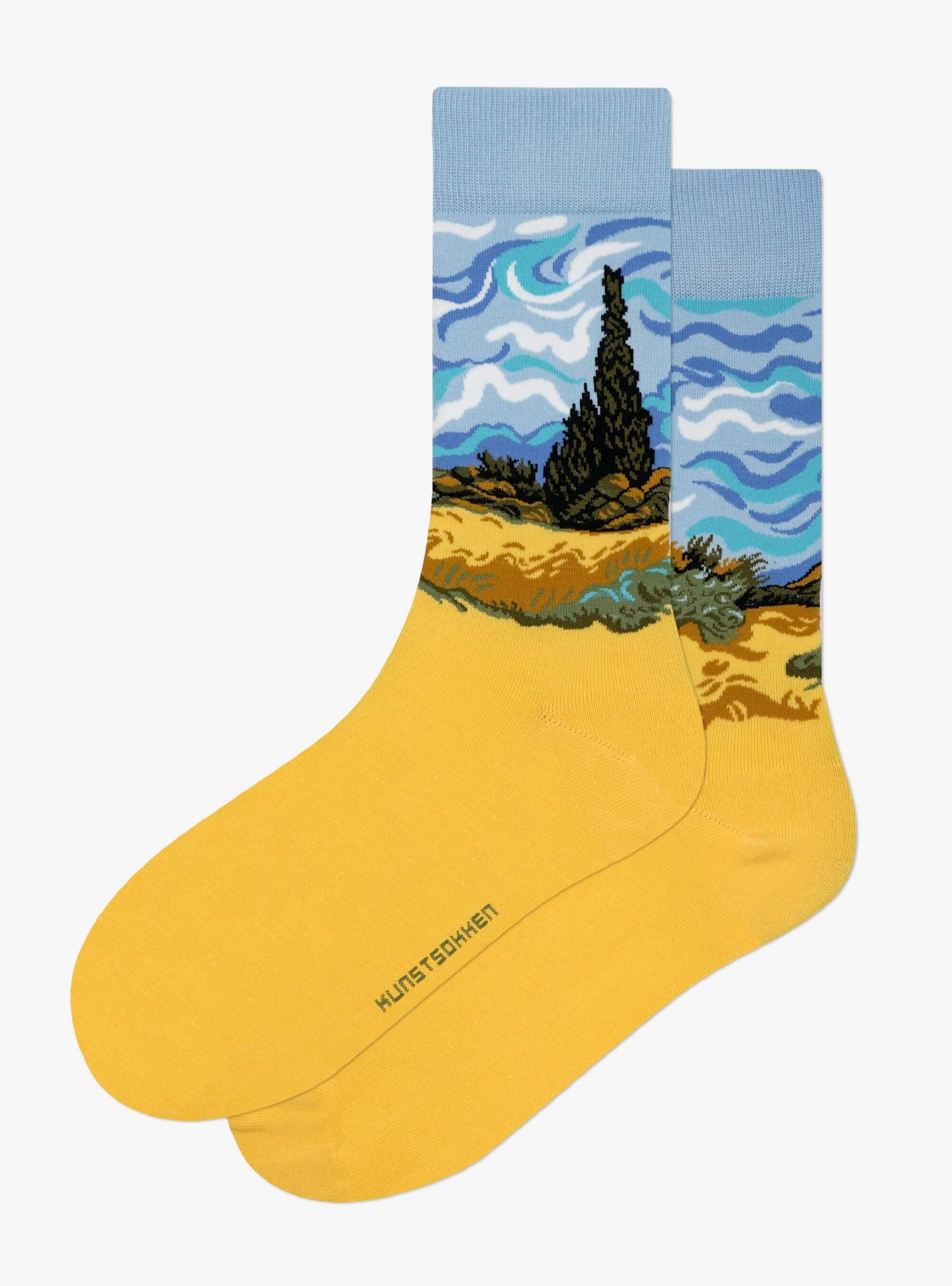 Campo di grano con cipressi