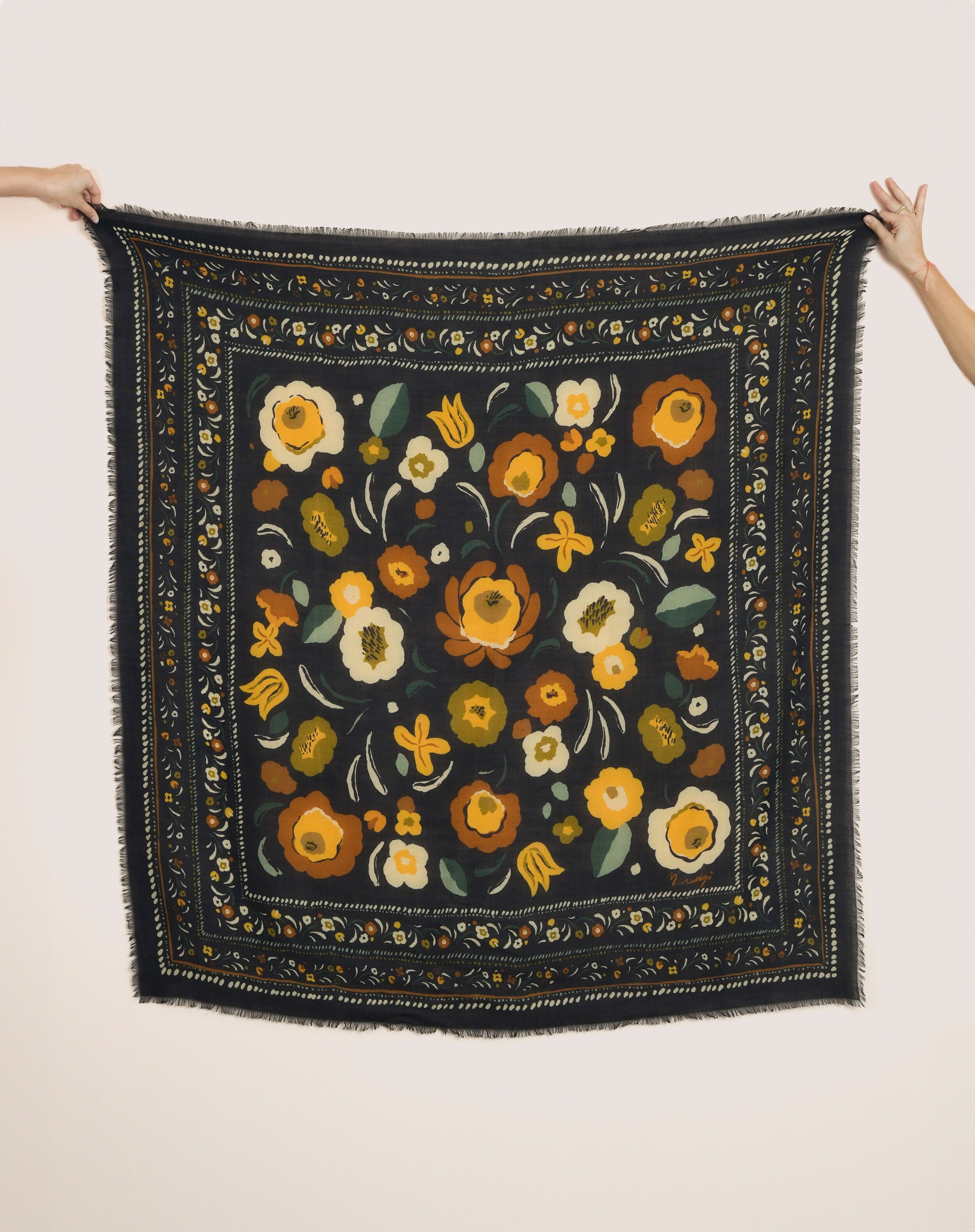 Sartén negra de lana y seda de los Balcanes