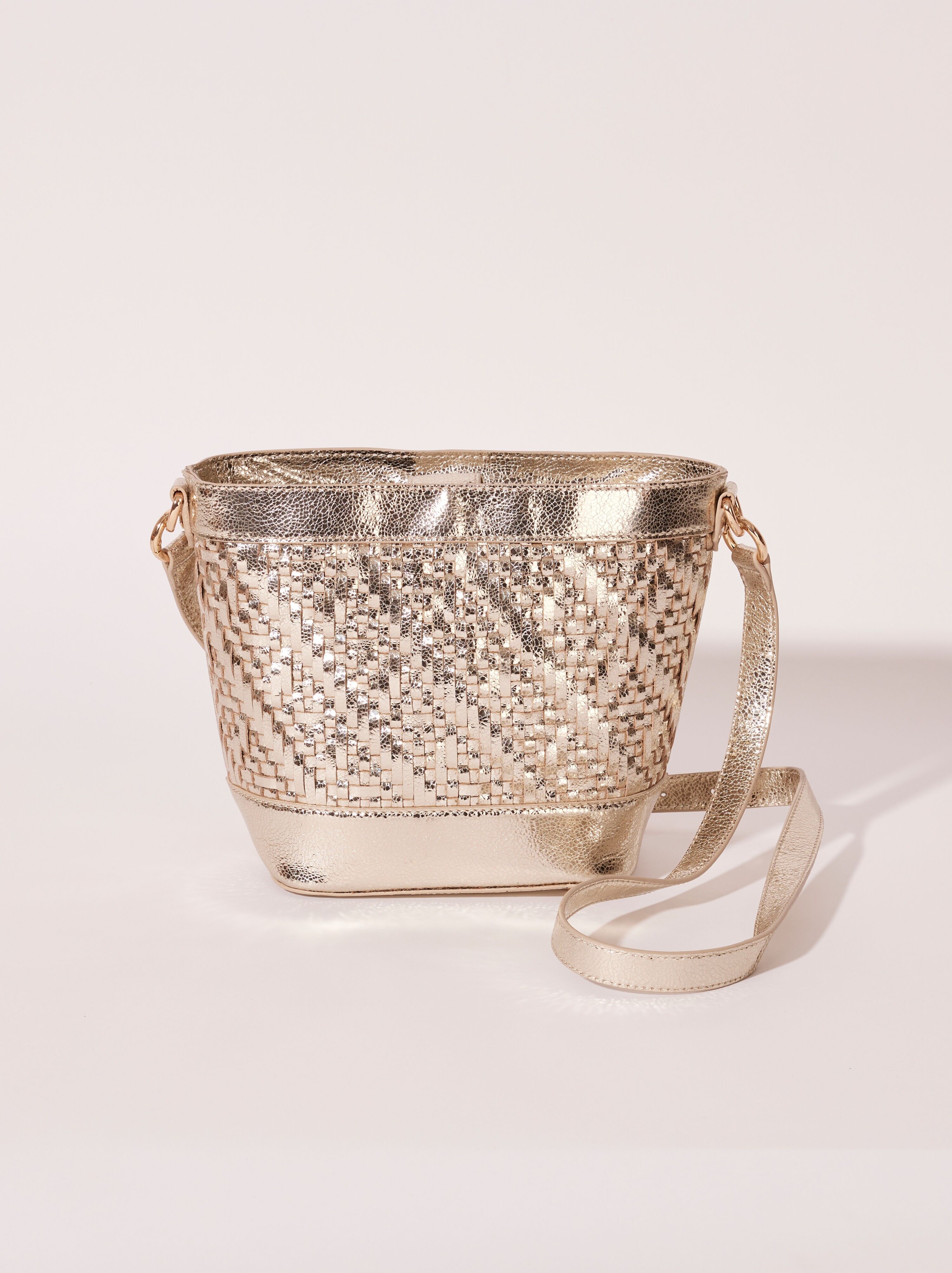 BOLSO CUBO PIPA DE PIEL TRENZADA DORADA