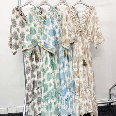 ROBE MAXI IMPRIMÉE AVEC JUPE ÉVASÉE ET HAUT AMPLE.DÉCOLLÉ EN V PROFOND DEVANT ET DOS ET DÉCOLLETÉ EMBELLISÉ