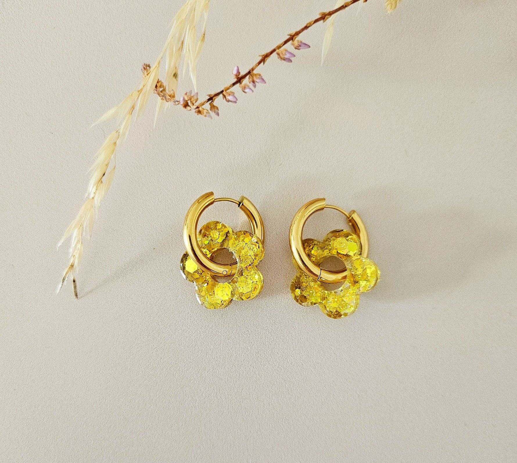 Gold resin flower hoop earrings