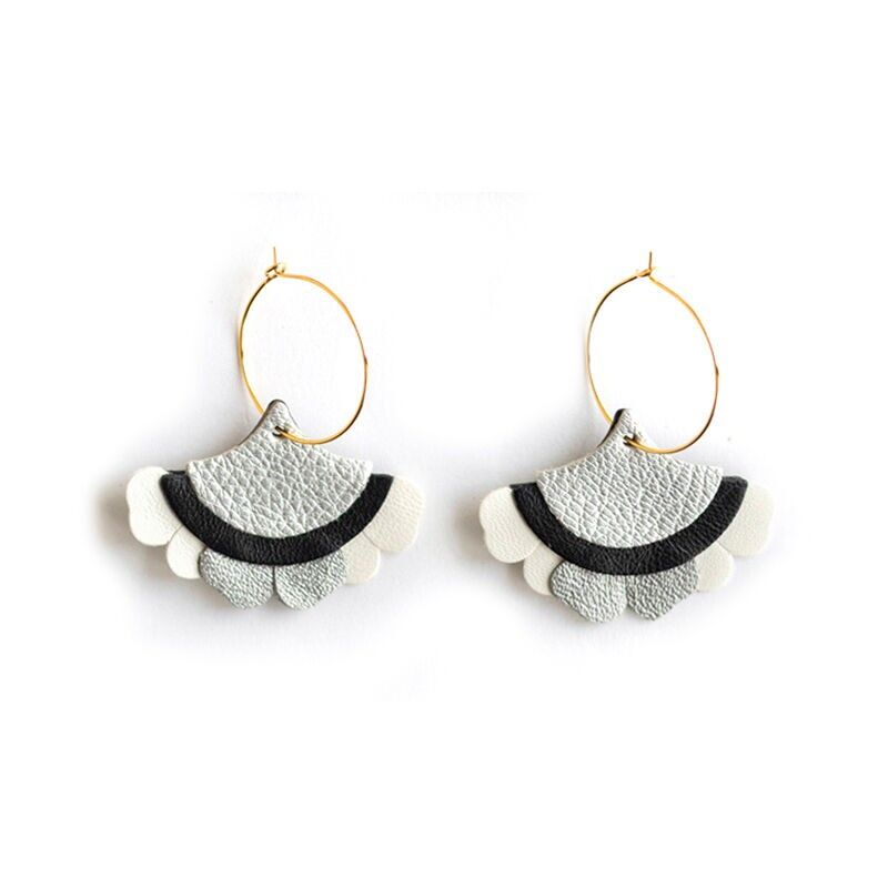 Boucles d'oreilles créoles Eventail & Pétales cuir gris argenté, noir, blanc