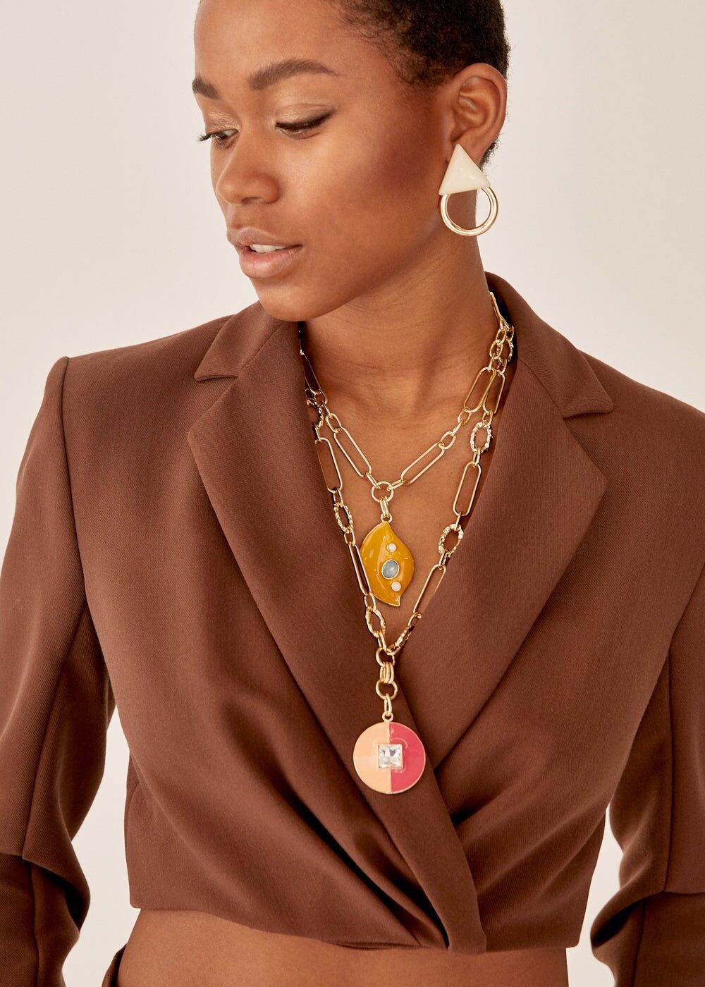 MARTI HALSKETTE MIT RUNDHALSAUSSCHNITT MIT GELBEM ANHÄNGER UND STEINEN