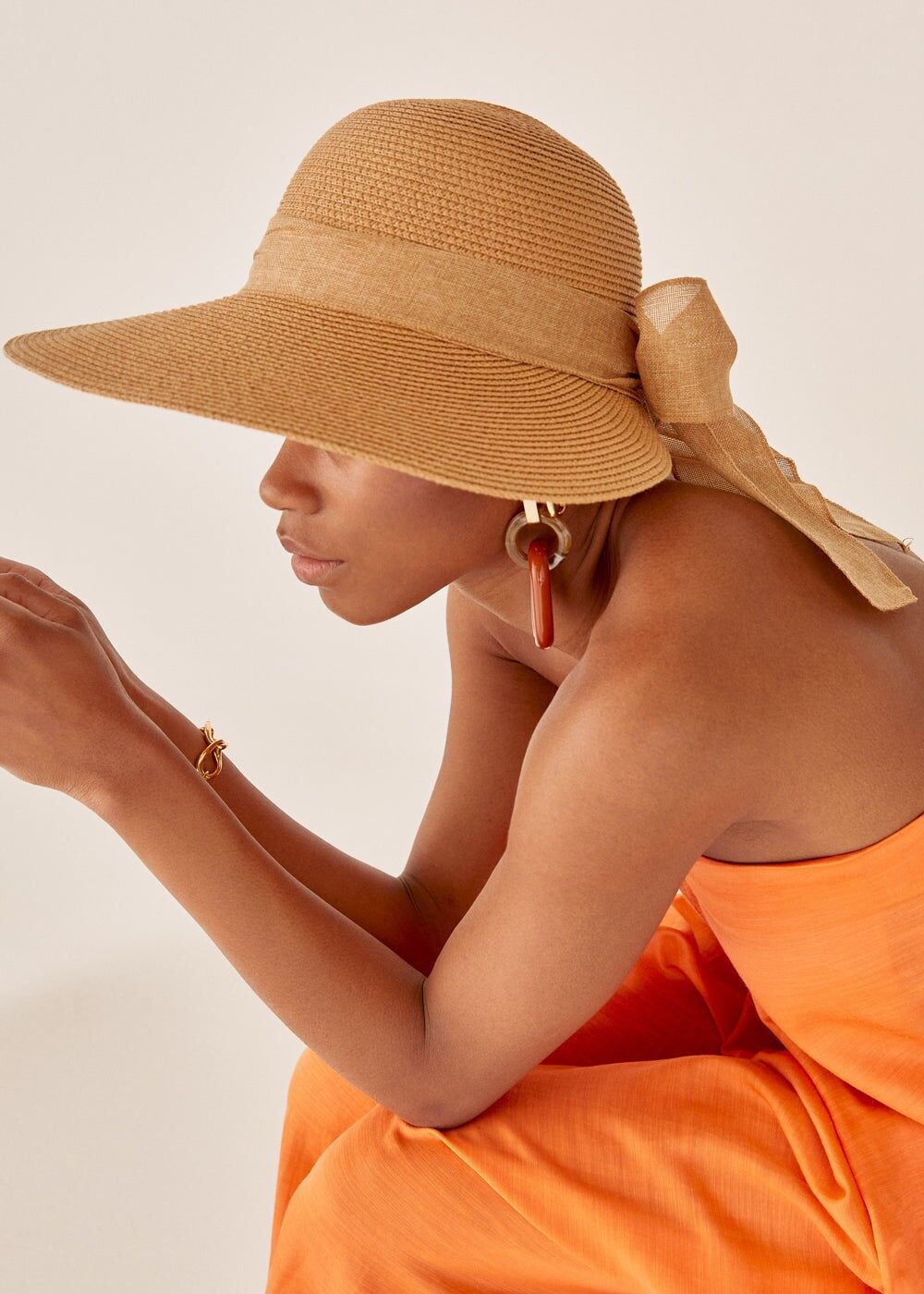 WILMA WIDE-BRIMMED HAT WITH BEIGE BOW