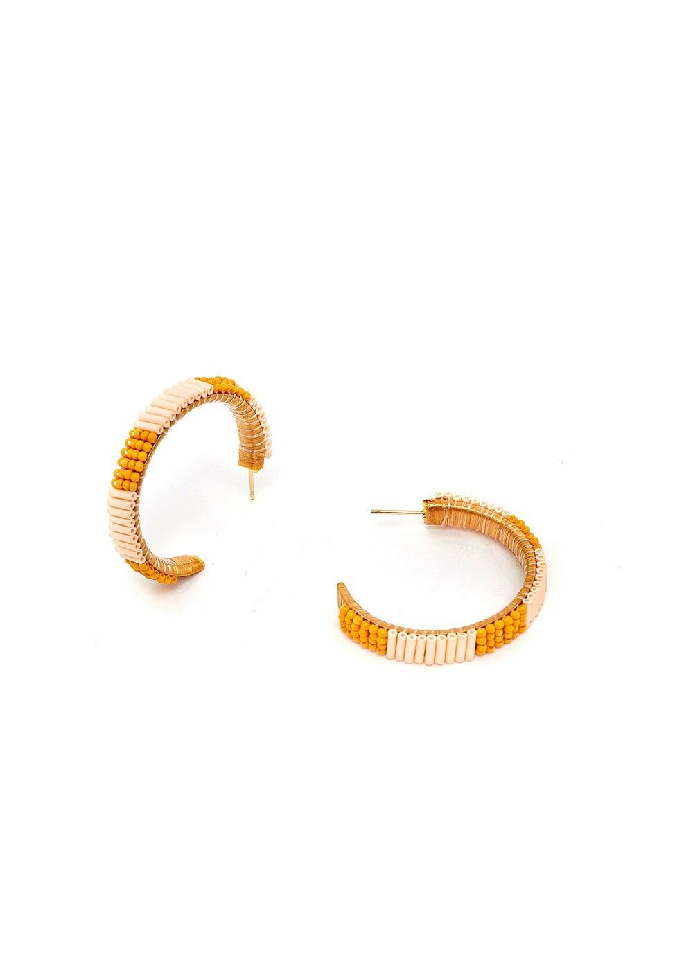 MITTLERE CREOLEN MIT SENFFARBIGEN PERLEN