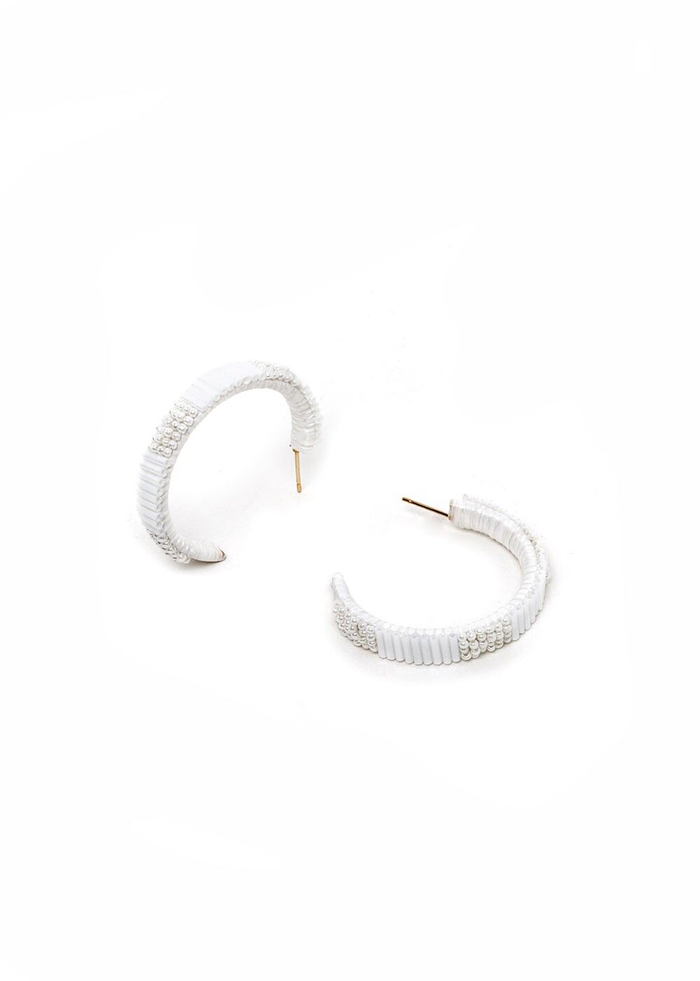 MITTLERE CREOLEN MIT WEISSEN PERLEN