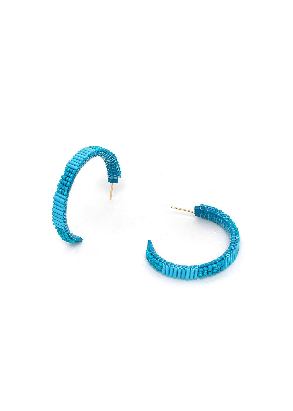 MITTLERE CREOLEN MIT HELLBLAUEN PERLEN