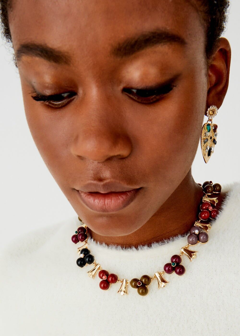 COLLIER EN OR AVEC FLEURS EN RÉSINE MULTICOLORE