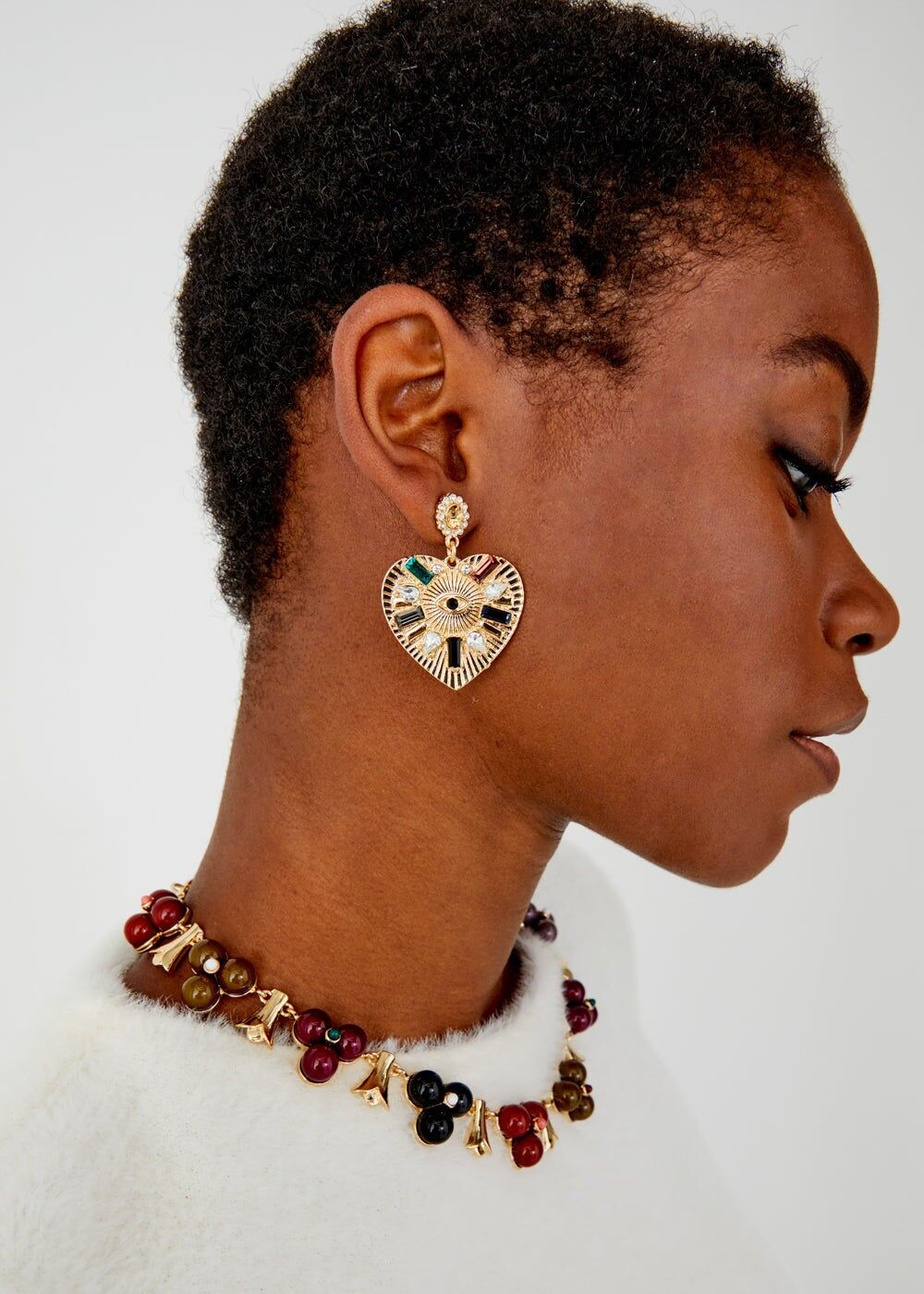 OHRRINGE MIT HERZANHÄNGER UND FARBIGEN STEINEN
