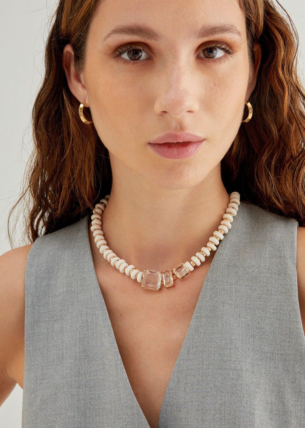 COLLIER AVEC PIERRES + PERLES DE BOIS BLANC CASSÉ