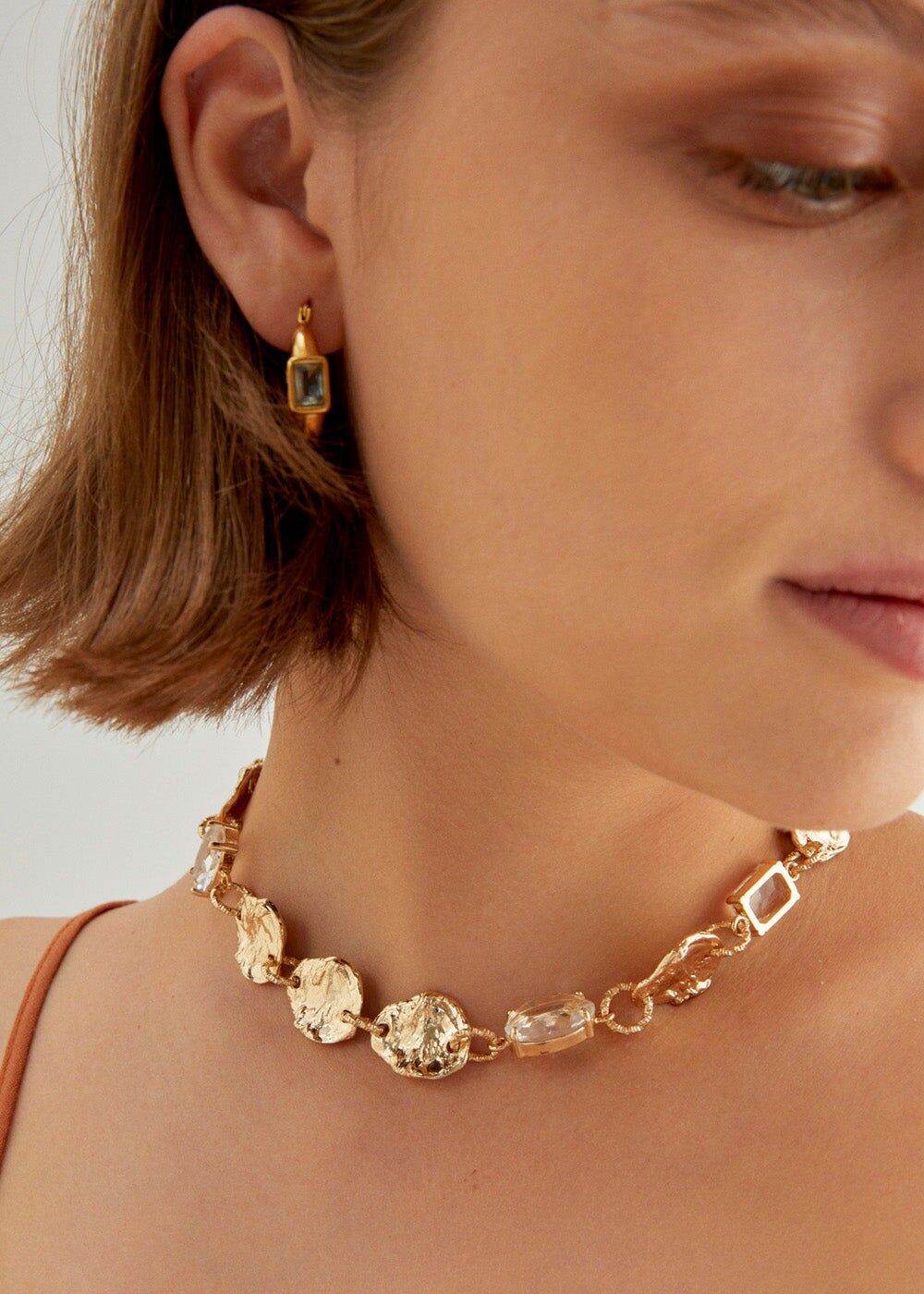 COLLIER IRRÉGULIER EN OR AVEC PIERRES CLAIRES