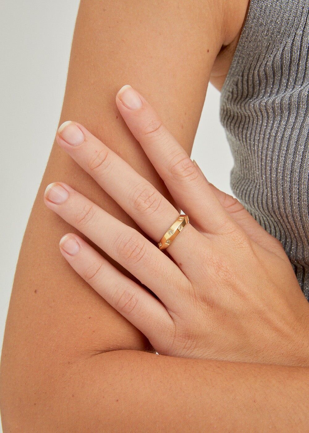 PLAQUE OR 14KT. S.BAGUE EN ACIER AVEC PIERRES