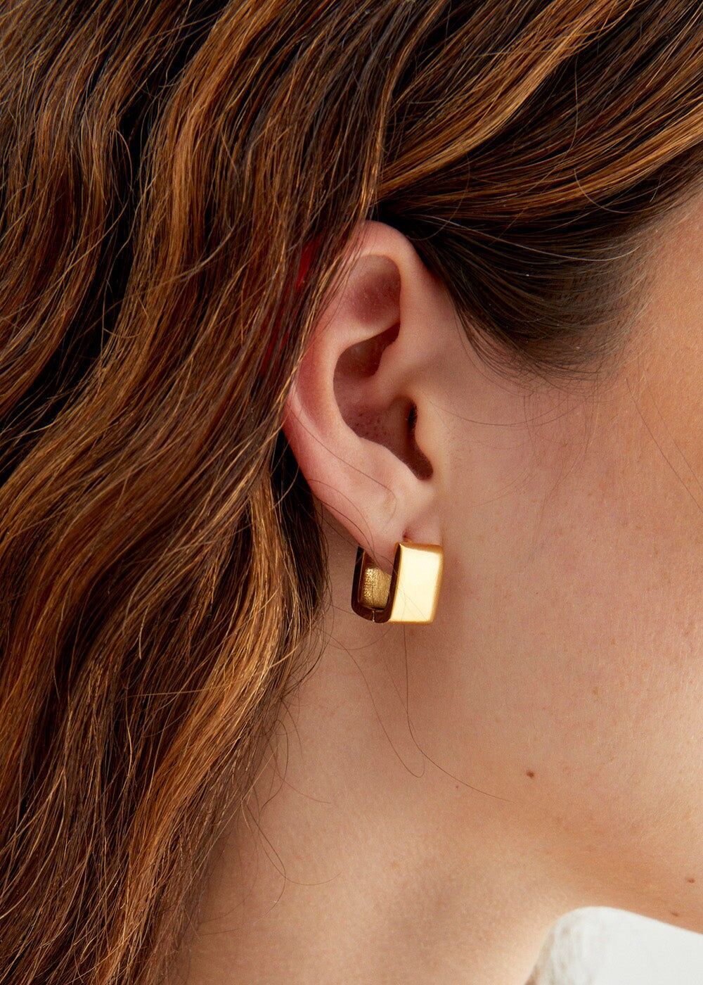 PLAQUE OR 14KT. S.BOUCLES D'OREILLES CARRÉES EN ACIER