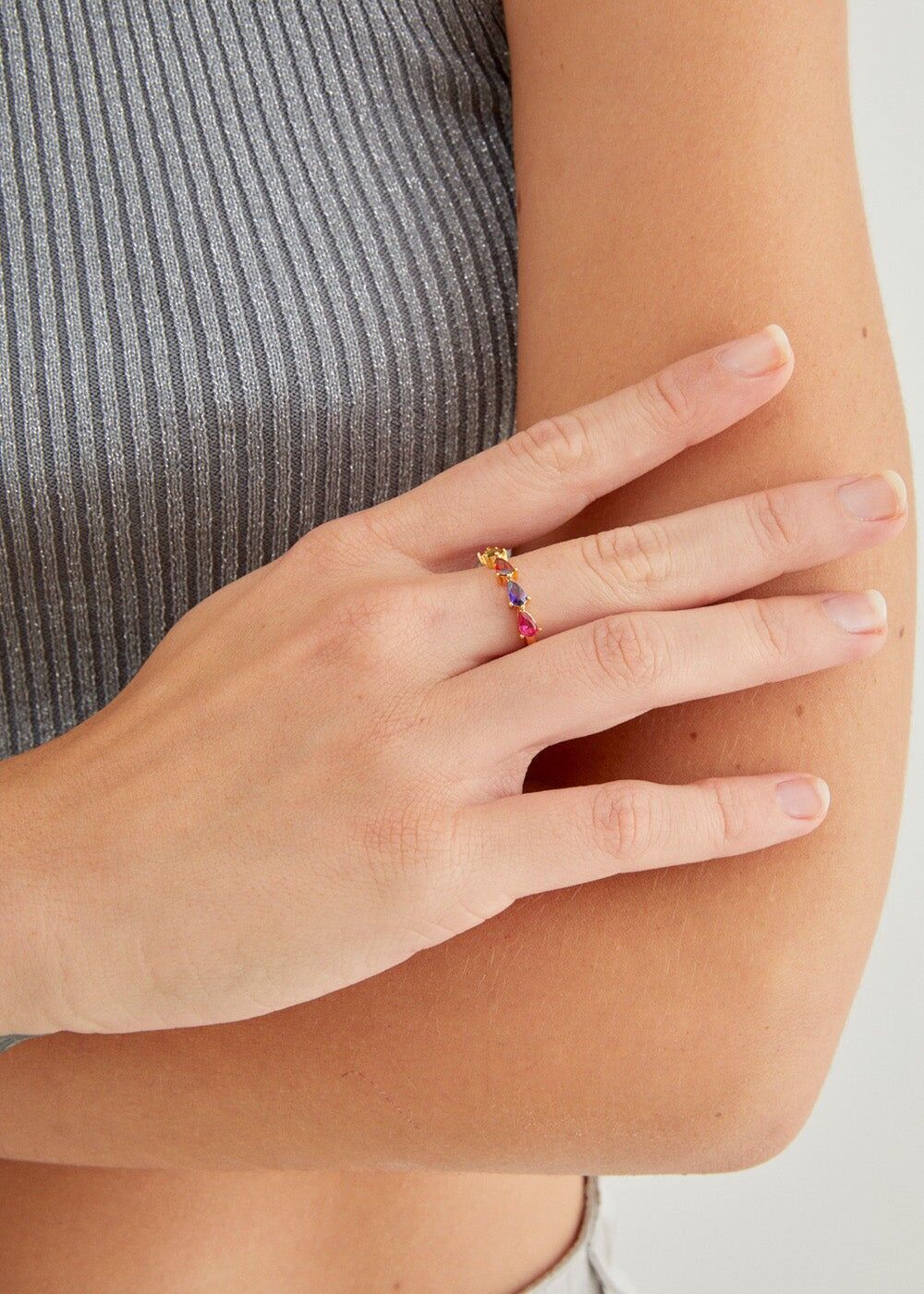 VERSTELLBARER RING MIT BUNTEN STEINEN